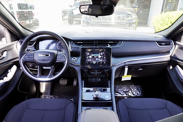 New 2024 Bright White Clear-Coat Exterior Paint Jeep Laredo image 21