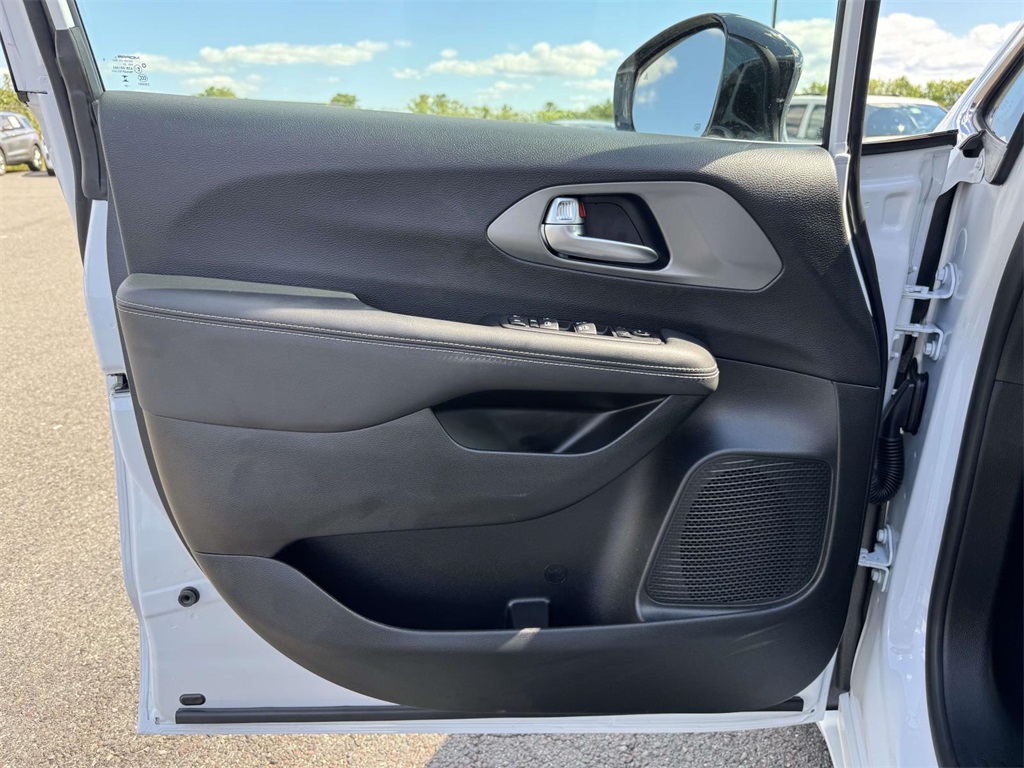 2025 Chrysler Voyager LX photo 25