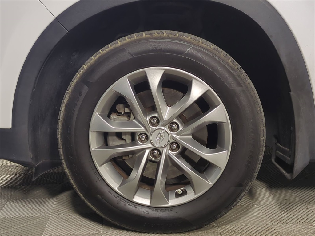 2020 Hyundai Santa Fe SE photo 3