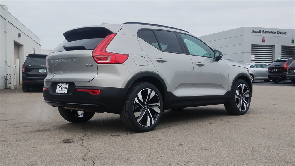 2025 Volvo XC40 photo 3