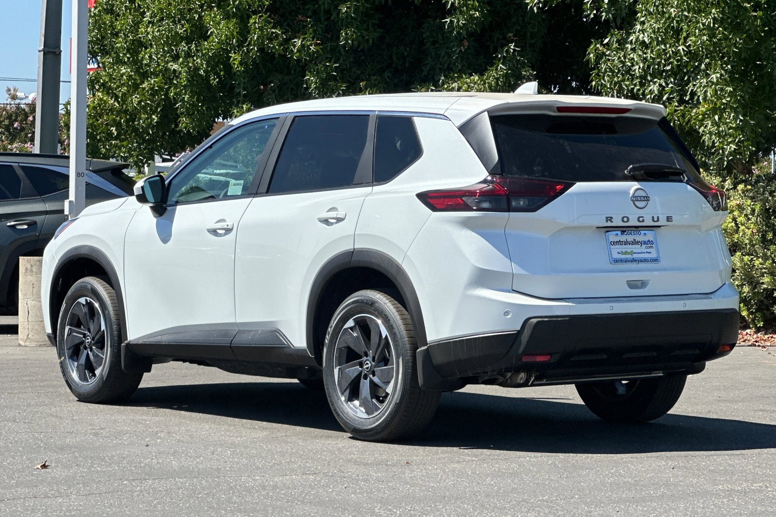 2026 Nissan Rogue SV photo 2