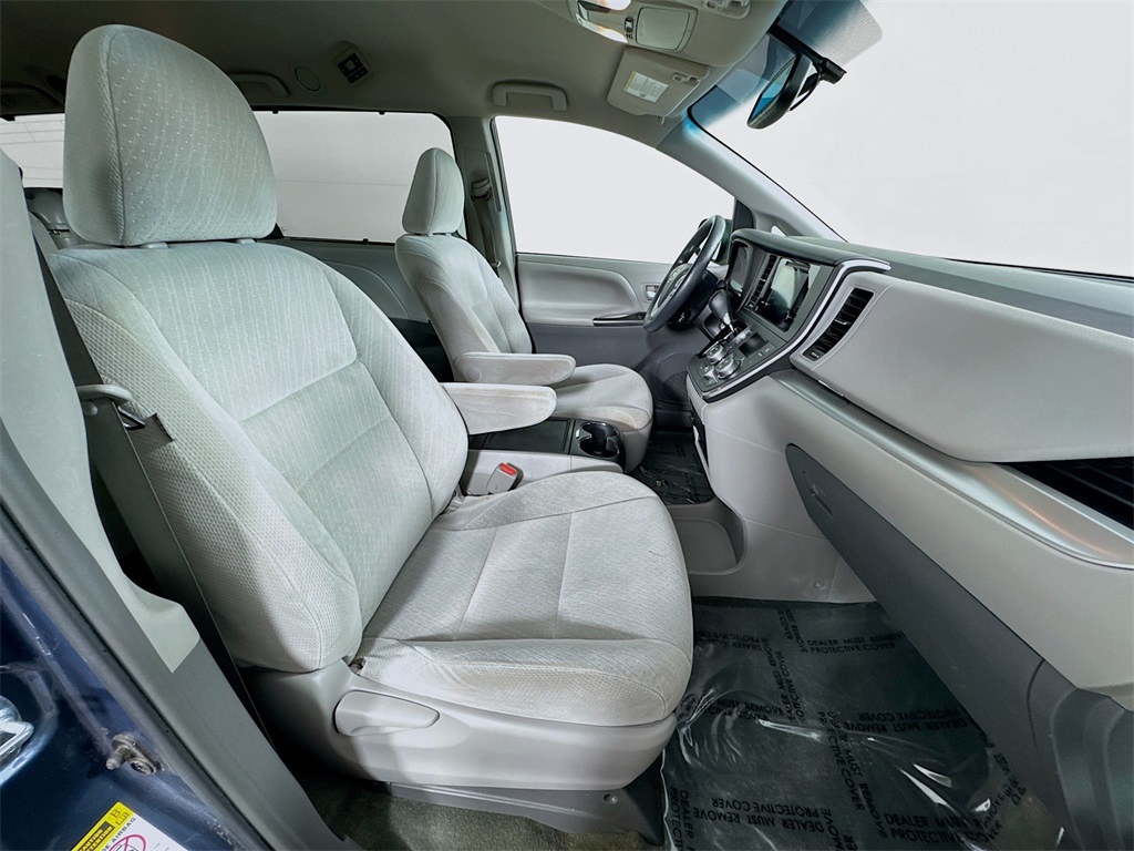 2017 Toyota Sienna LE photo 8