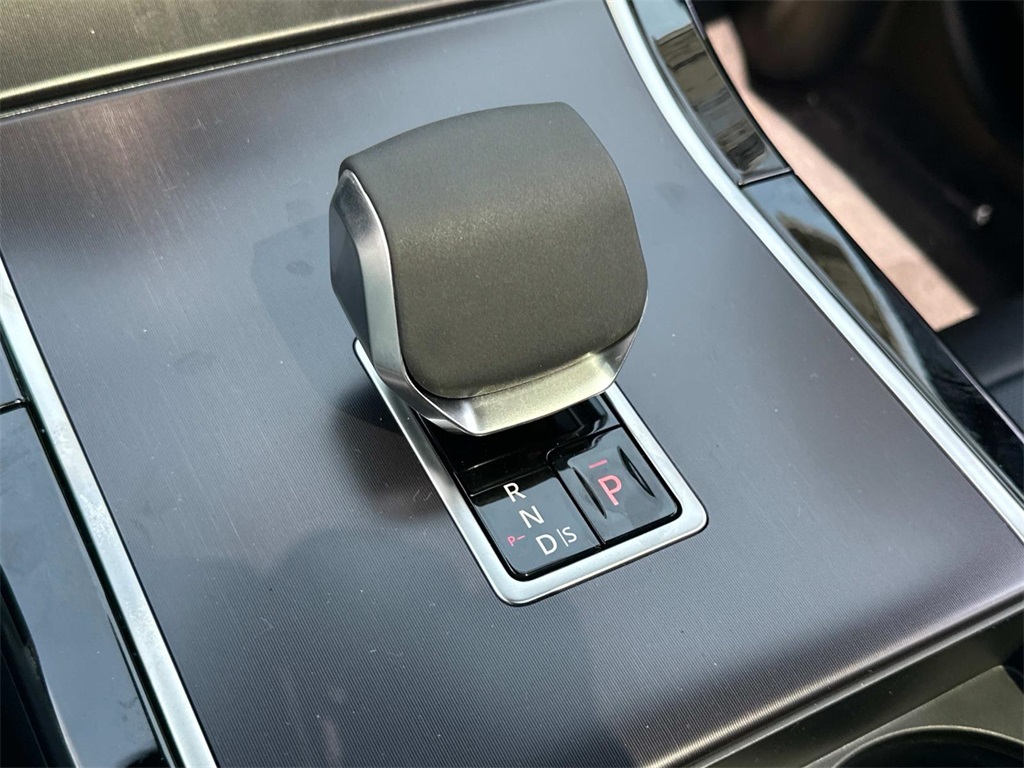 2026 Land Rover Range Rover Velar SE photo 3