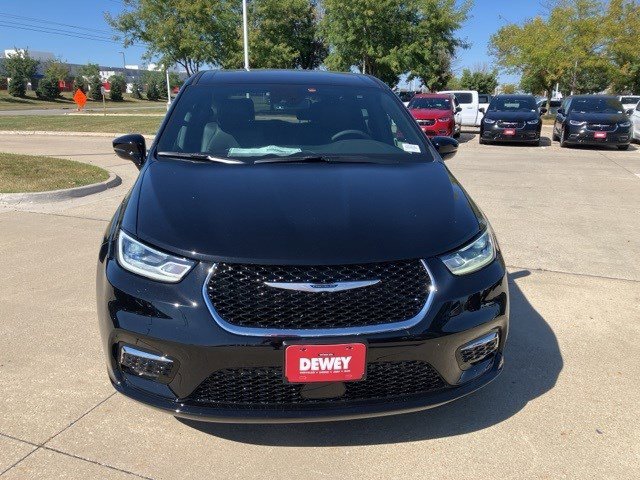 2026 Chrysler Pacifica photo 2