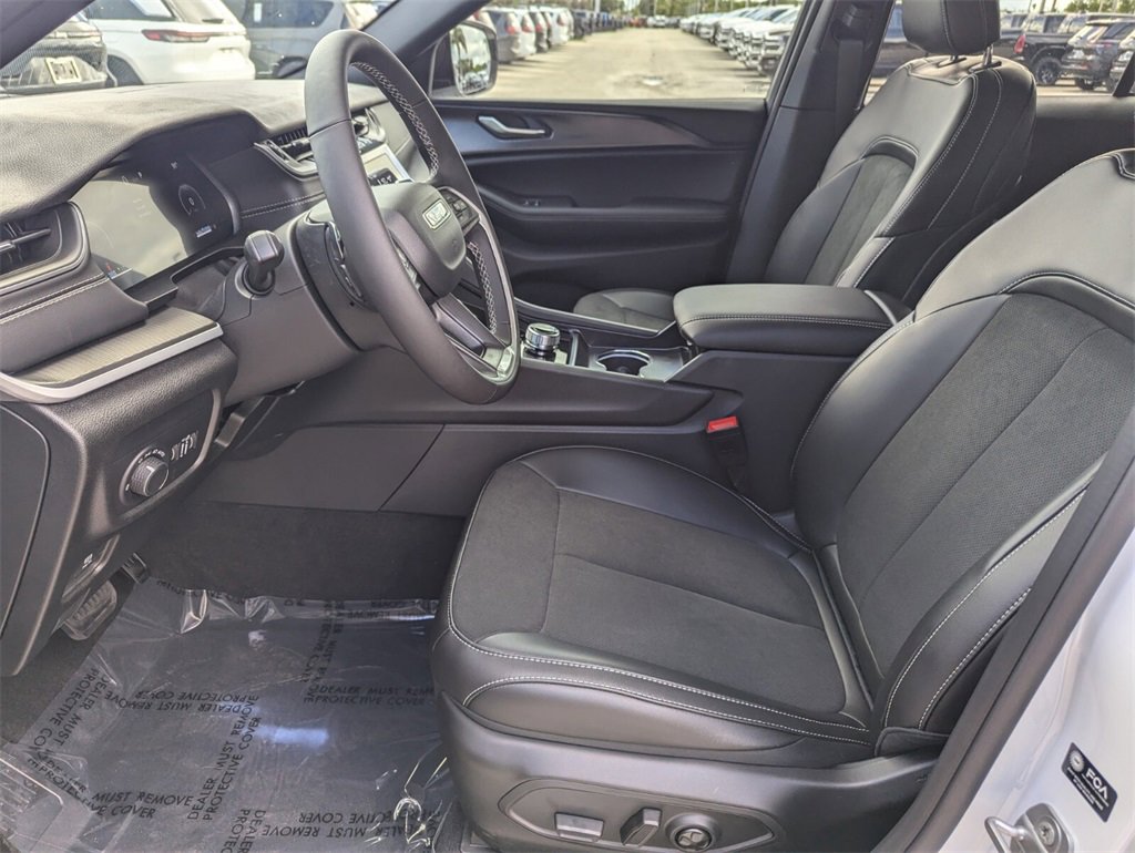 2025 Jeep Grand Cherokee Altitude photo 10