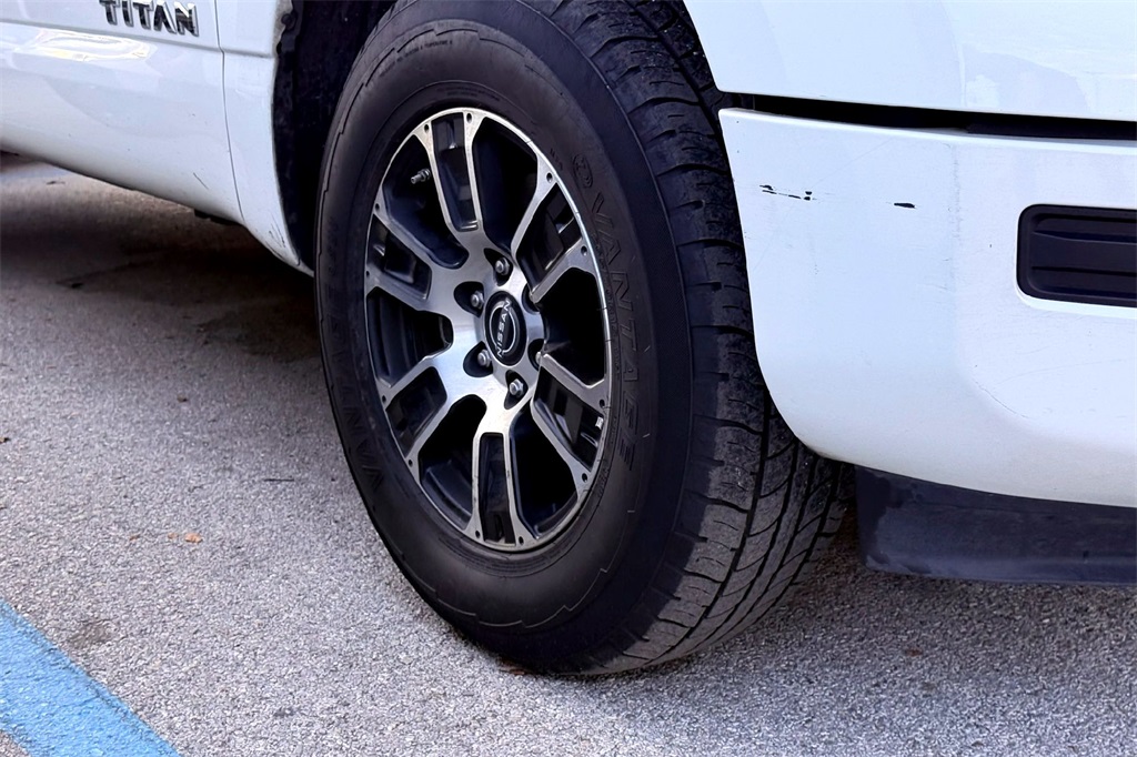 2023 Nissan Titan SV photo 3