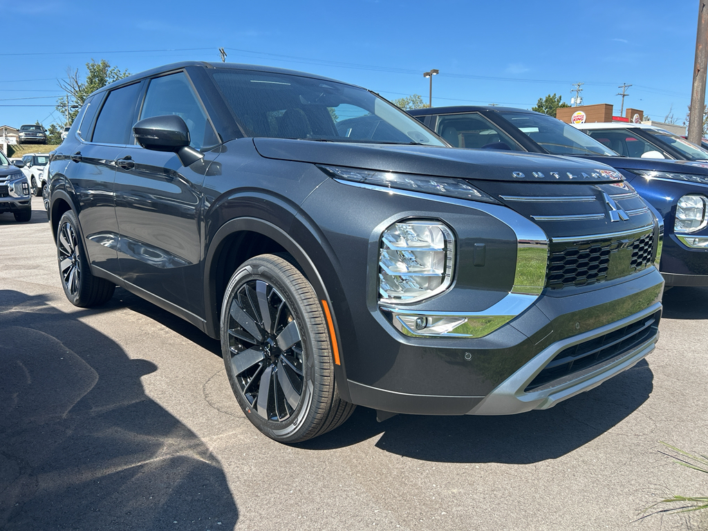 2025 Mitsubishi Outlander SE's photo