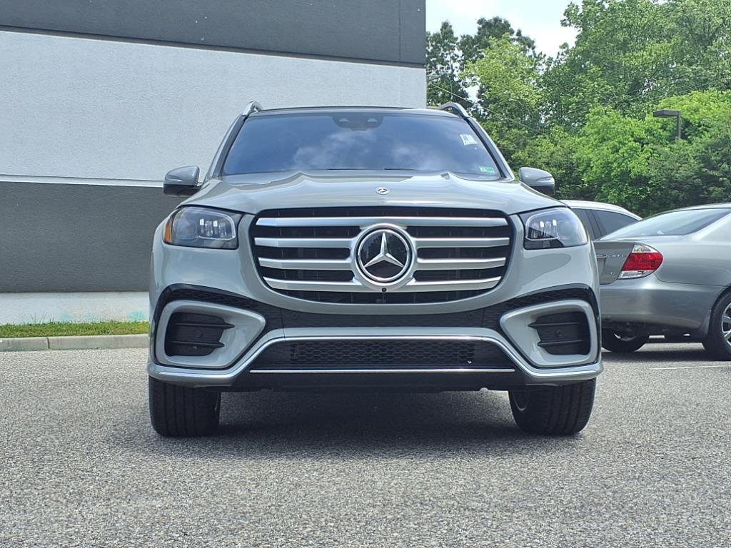 2025 Mercedes Benz GLS 450 4MATIC photo 3