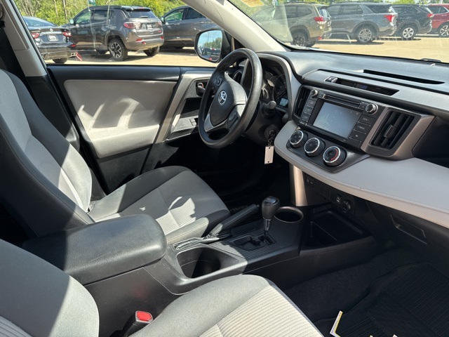 2015 Toyota RAV4 LE photo 22