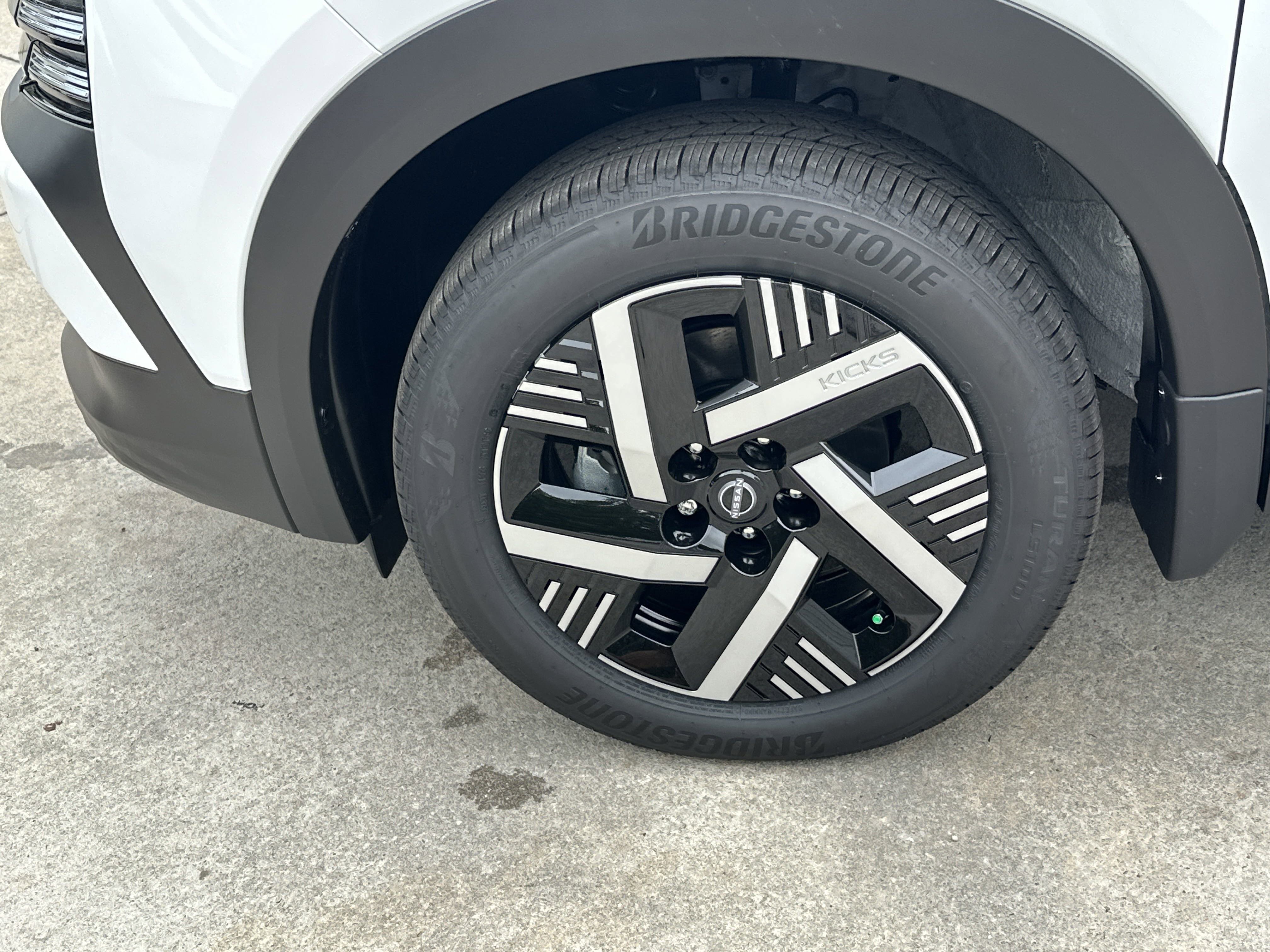 2025 Nissan Kicks SV photo 8