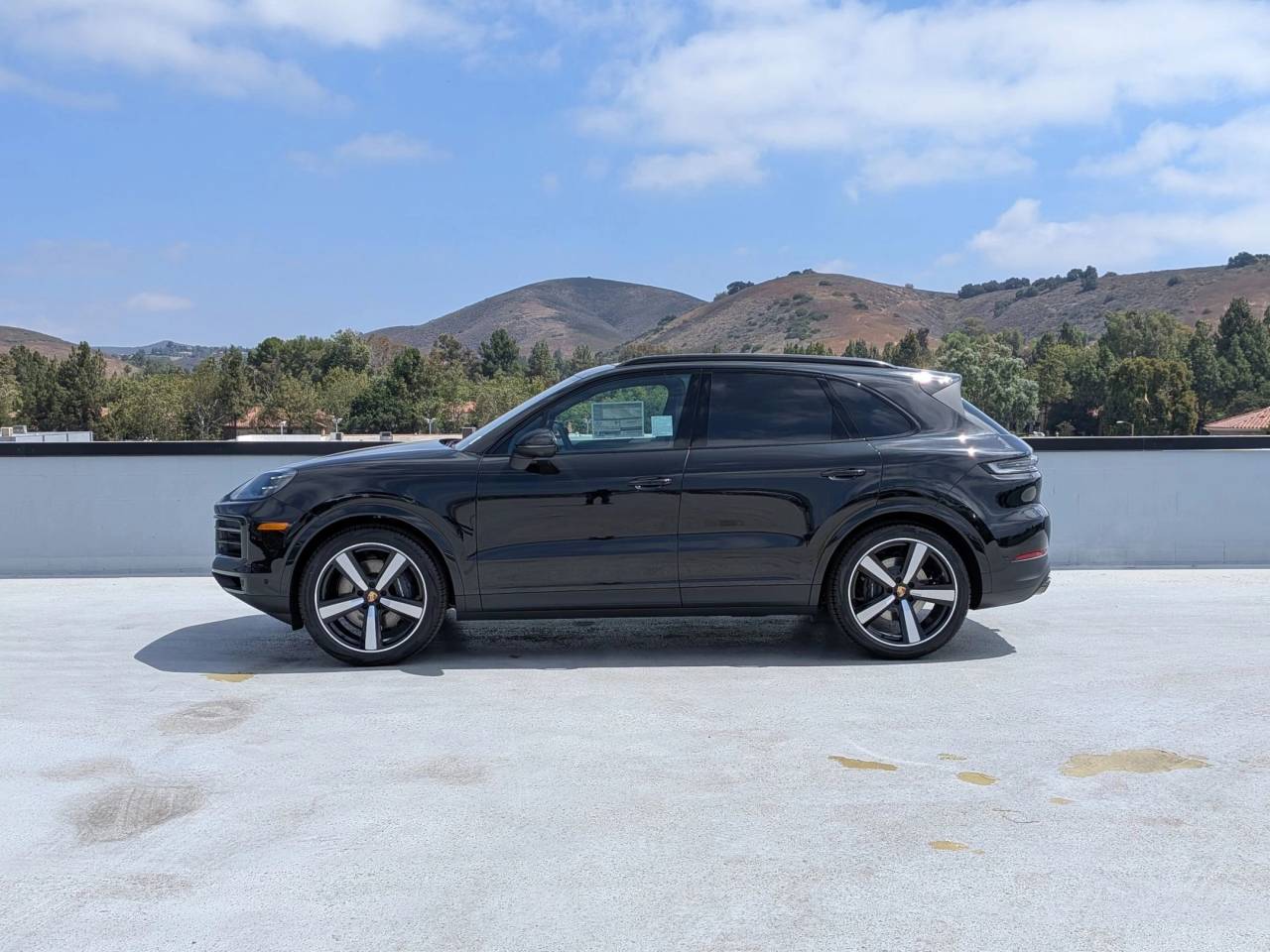 2025 Porsche Cayenne photo 2