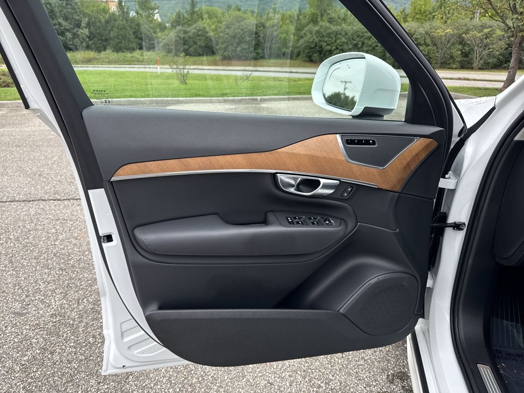 2025 Volvo XC90 Core photo 16