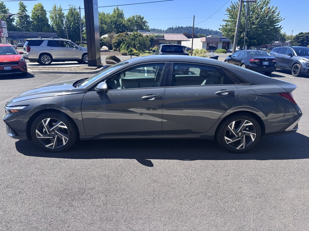 2025 Hyundai Elantra SEL Convenience photo 2