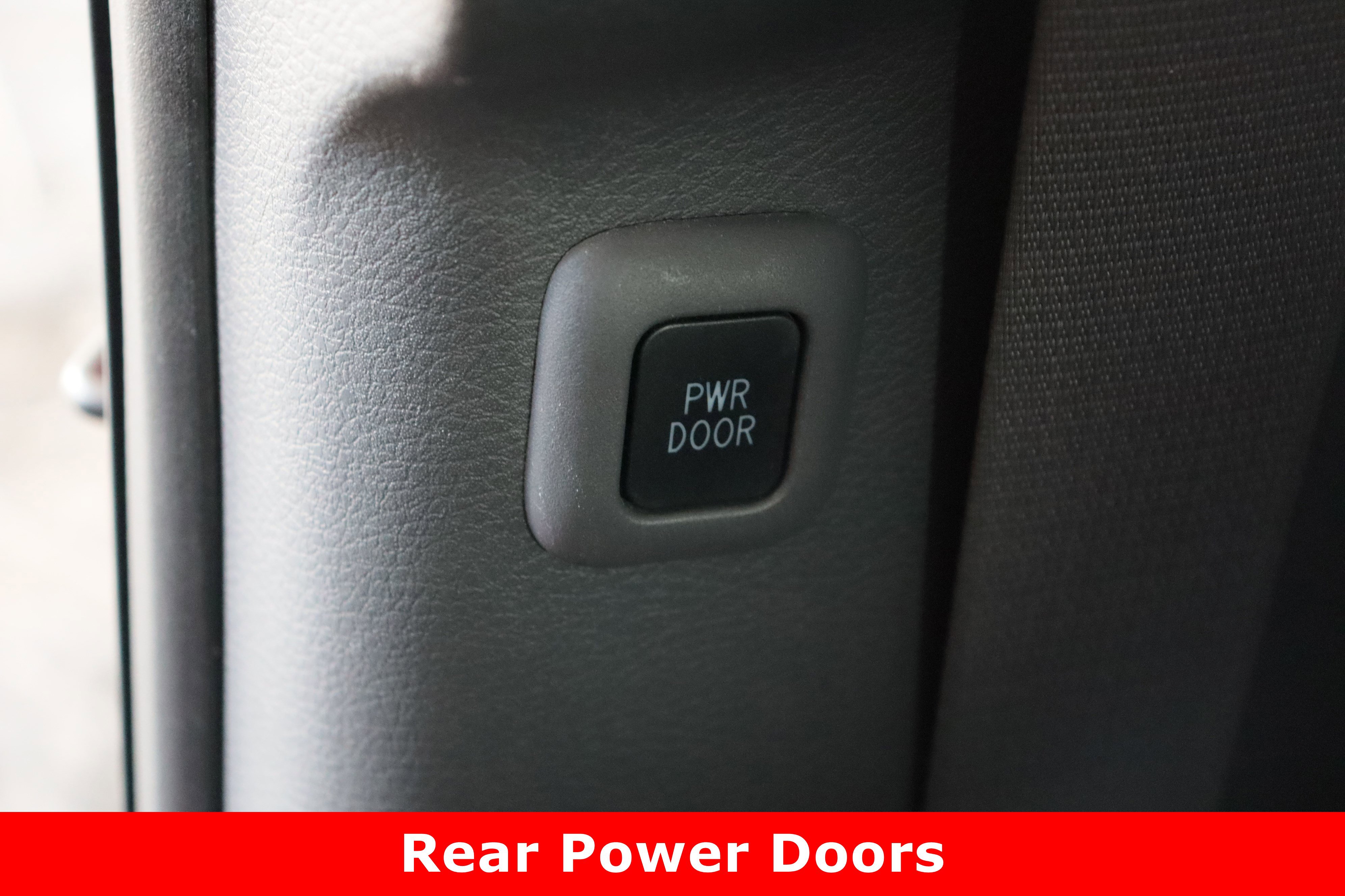 2023 Toyota Sienna XLE photo 28