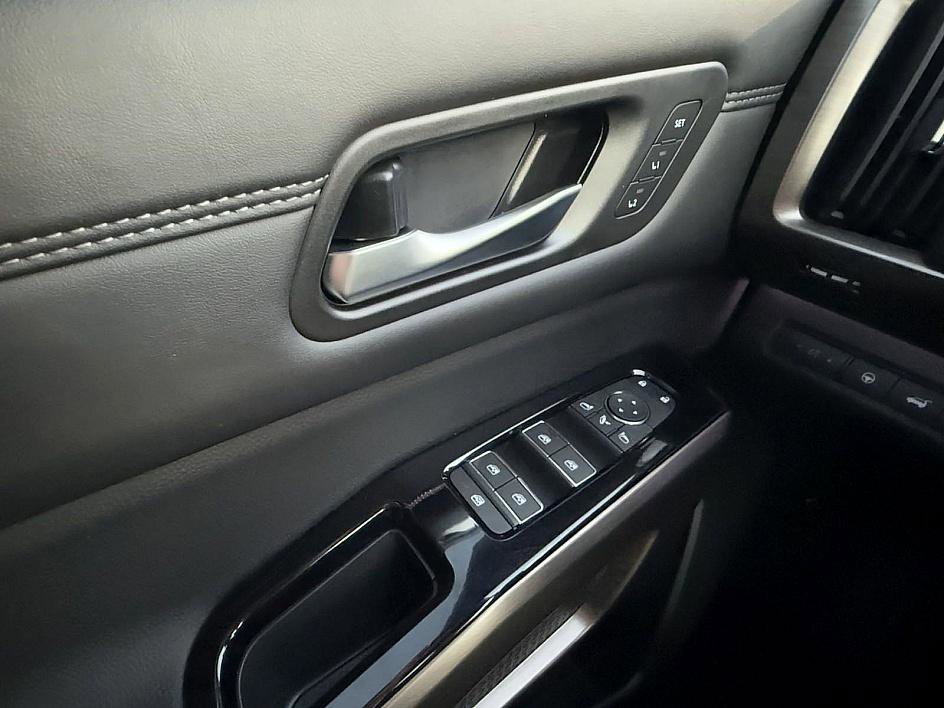 2025 Nissan Pathfinder Platinum photo 21