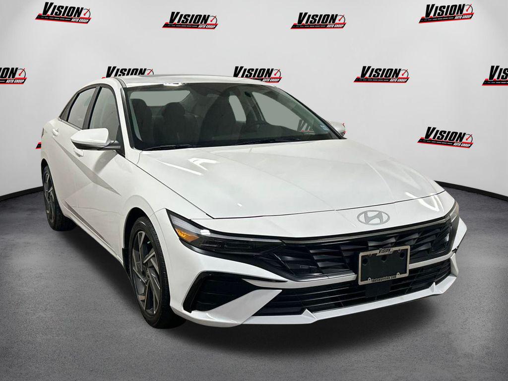 2024 Hyundai Elantra SEL Convenience photo 3