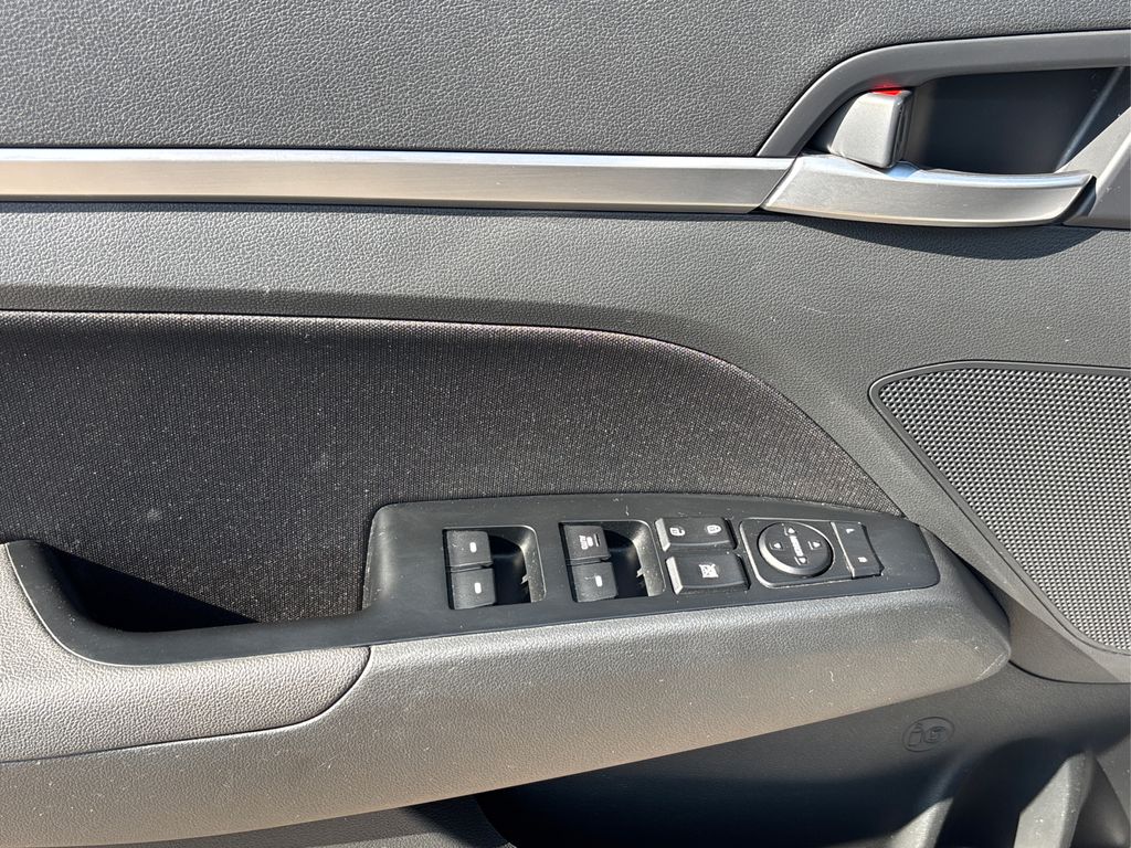 2020 Hyundai Elantra Value Edition photo 17