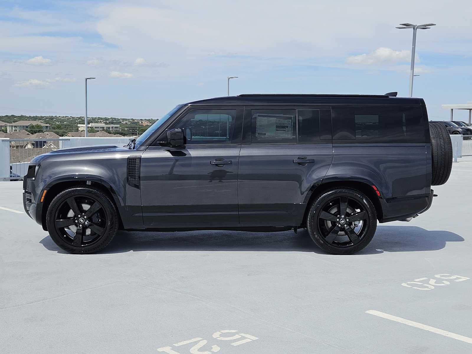 2025 Land Rover Defender 130 X-Dynamic SE photo 4