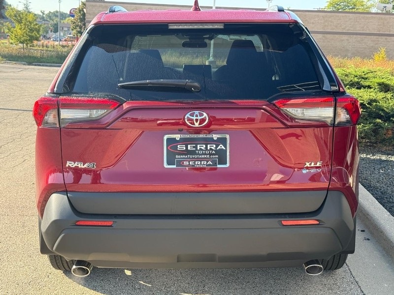 2025 Toyota RAV4 Hybrid XLE photo 5