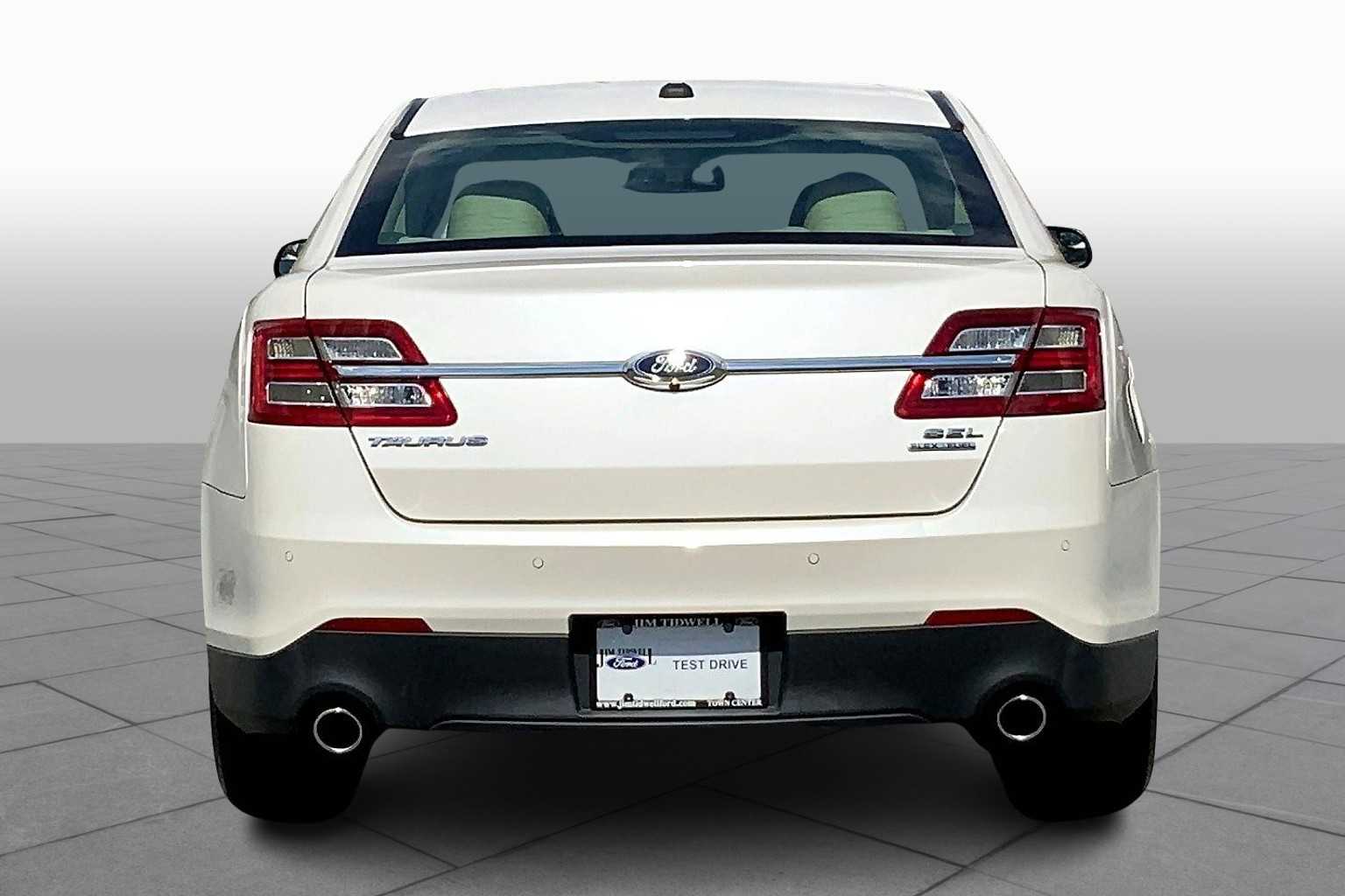 2015 Ford Taurus SEL photo 4
