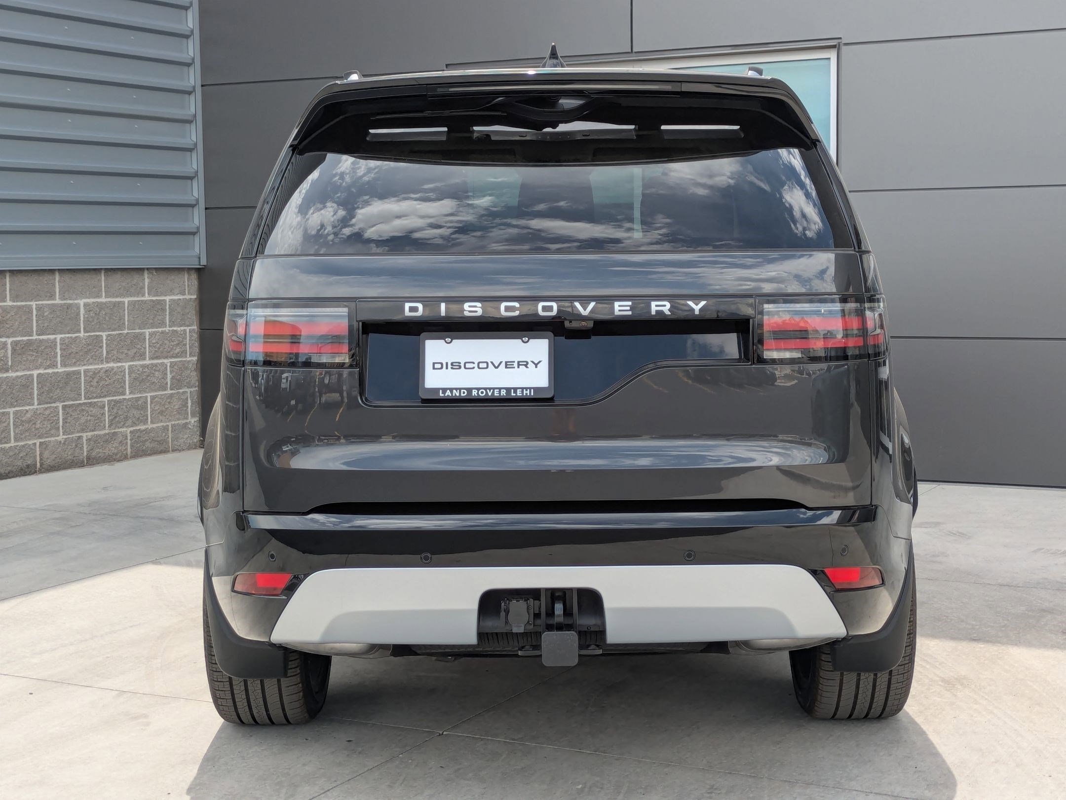 2025 Land Rover Discovery Metropolitan Edition photo 3