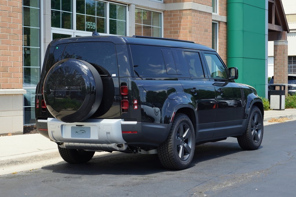 2025 Land Rover Defender 130 S photo 4