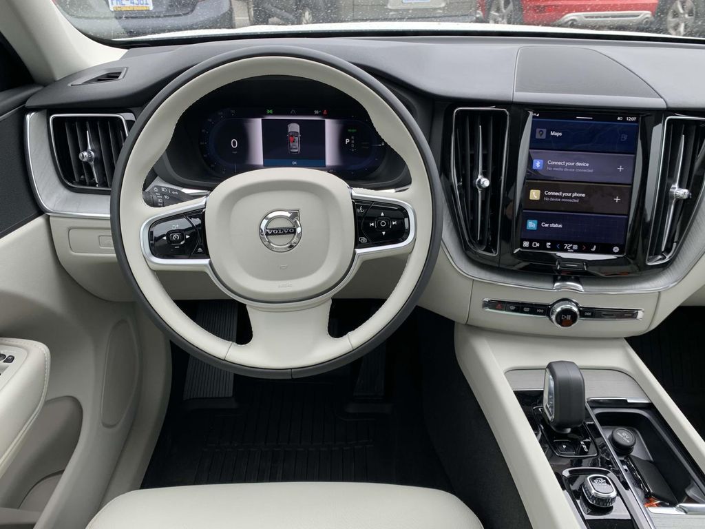 2025 Volvo XC60 T8 Plus photo 13