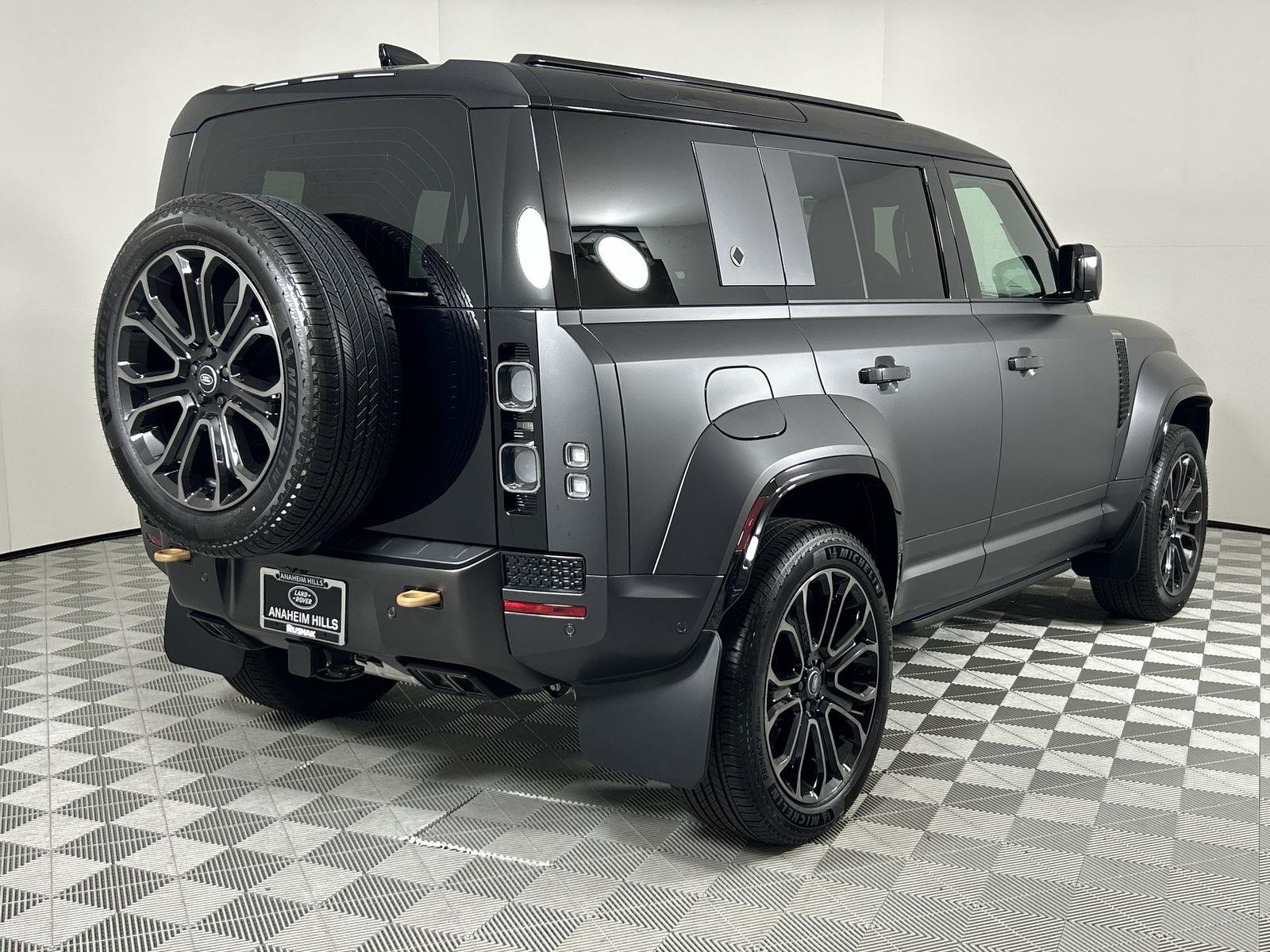 2025 Land Rover Defender 110 photo 5