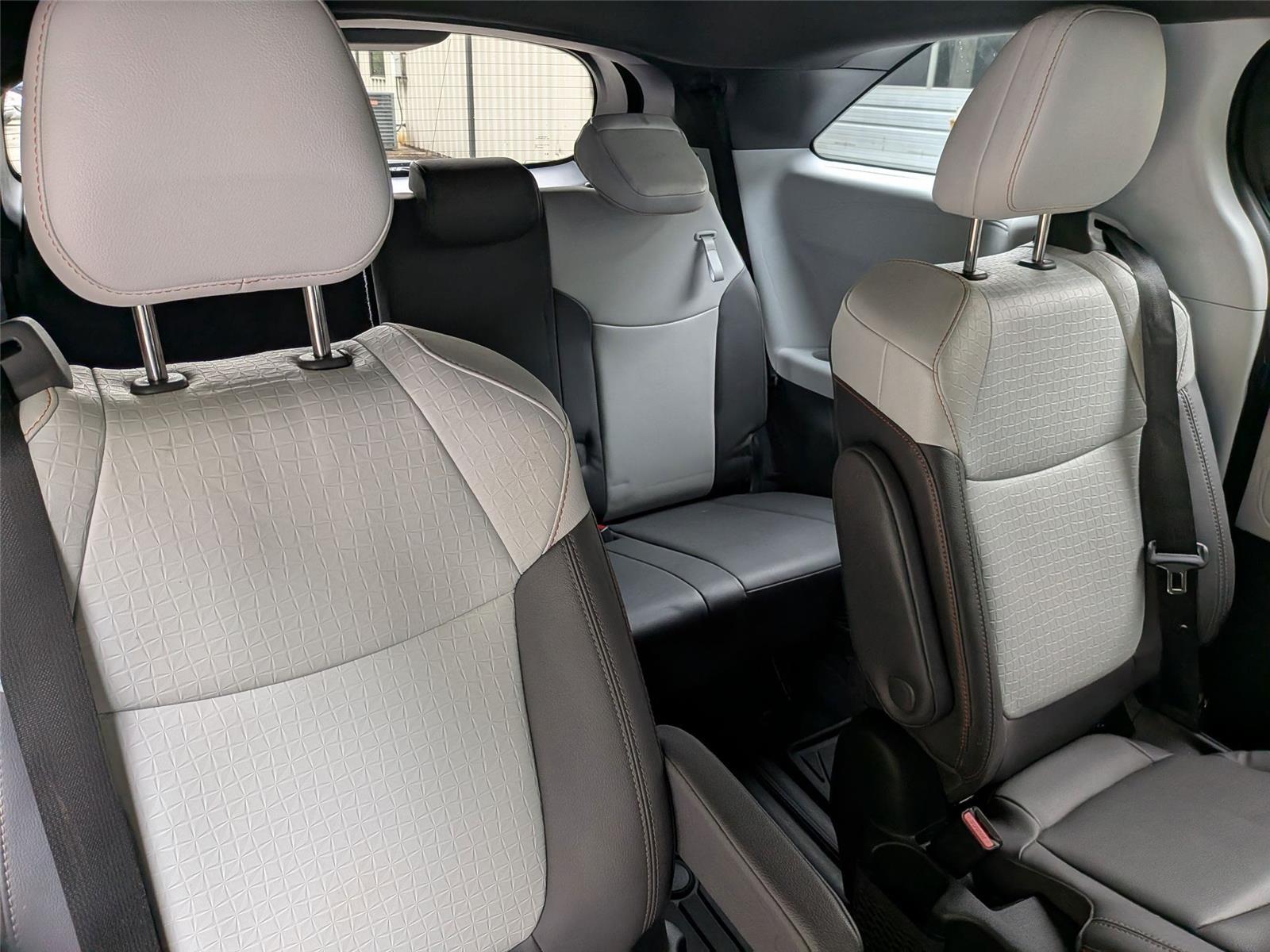 2022 Toyota Sienna XSE photo 31
