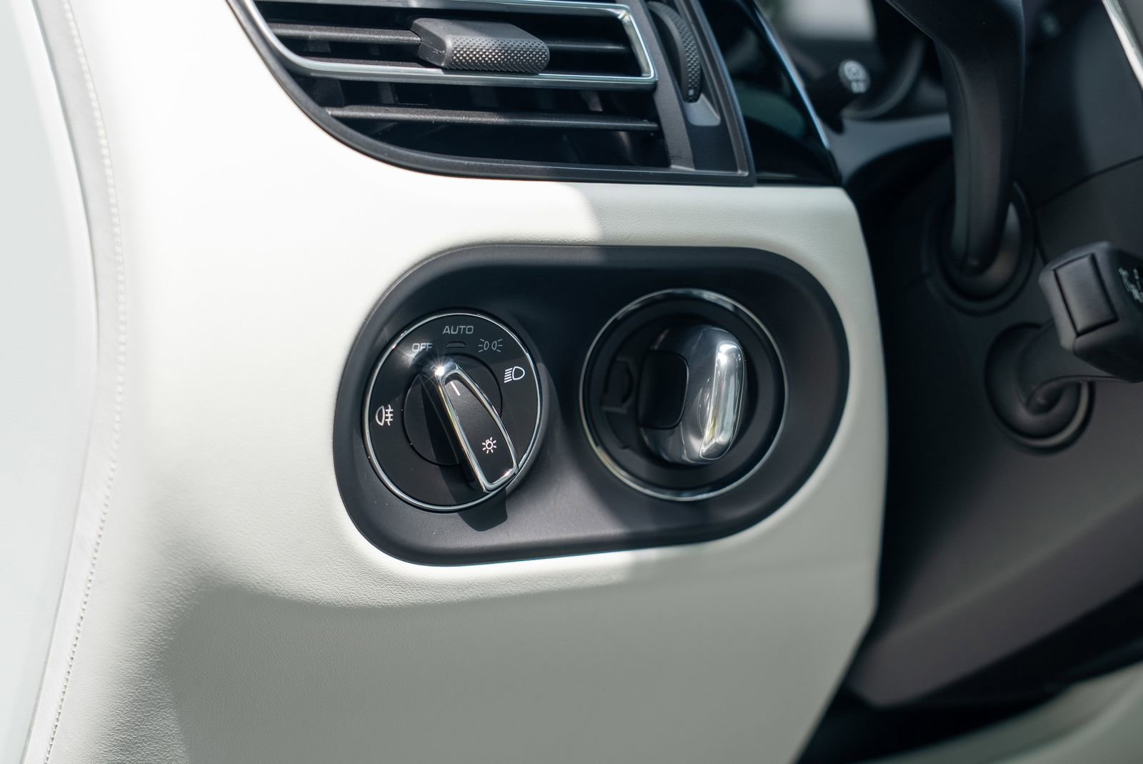 2025 Porsche Macan Base photo 26