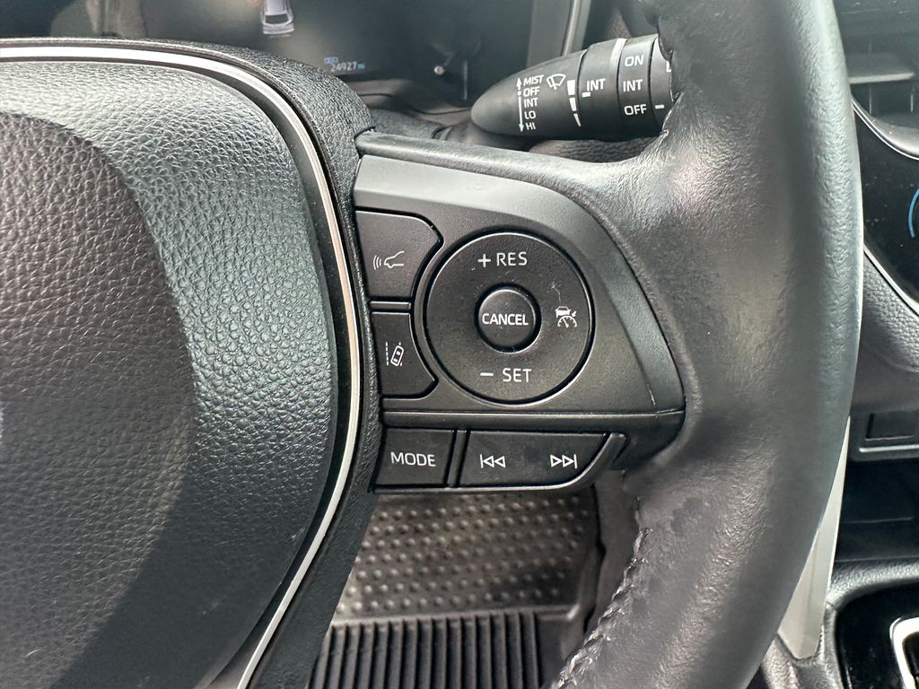 2022 Toyota Corolla Cross XLE photo 21