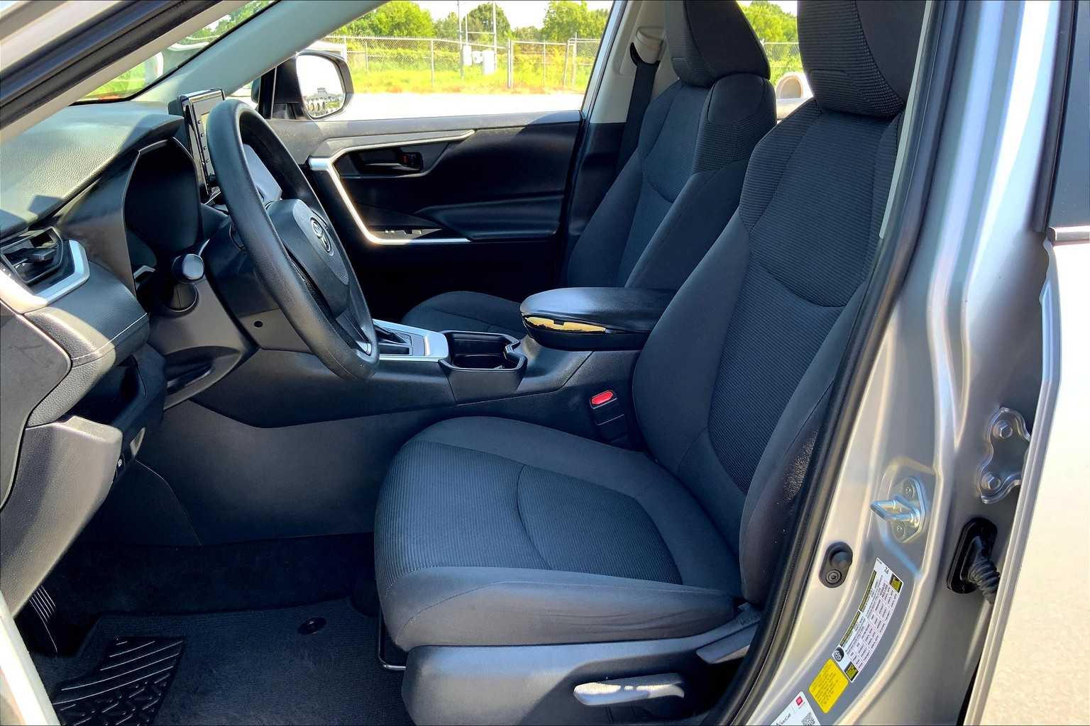 2019 Toyota RAV4 LE photo 7