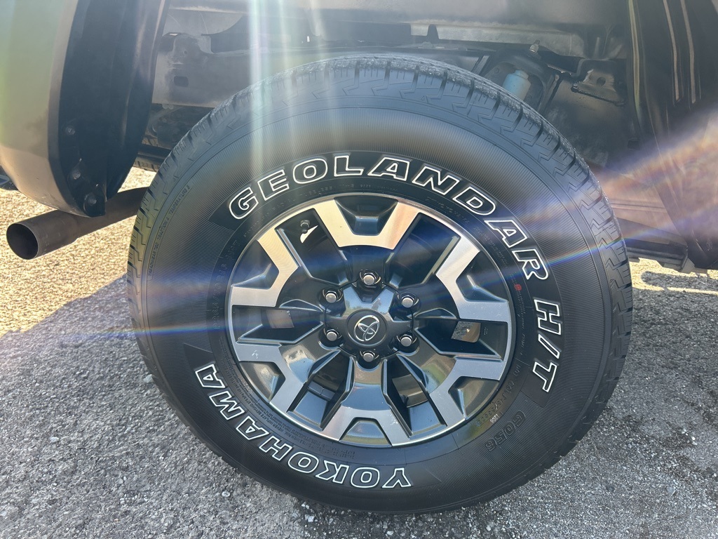 2020 Toyota Tacoma TRD Off-Road photo 3