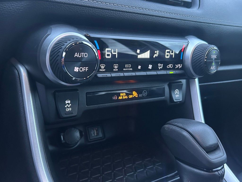 2024 Toyota RAV4 XLE photo 34