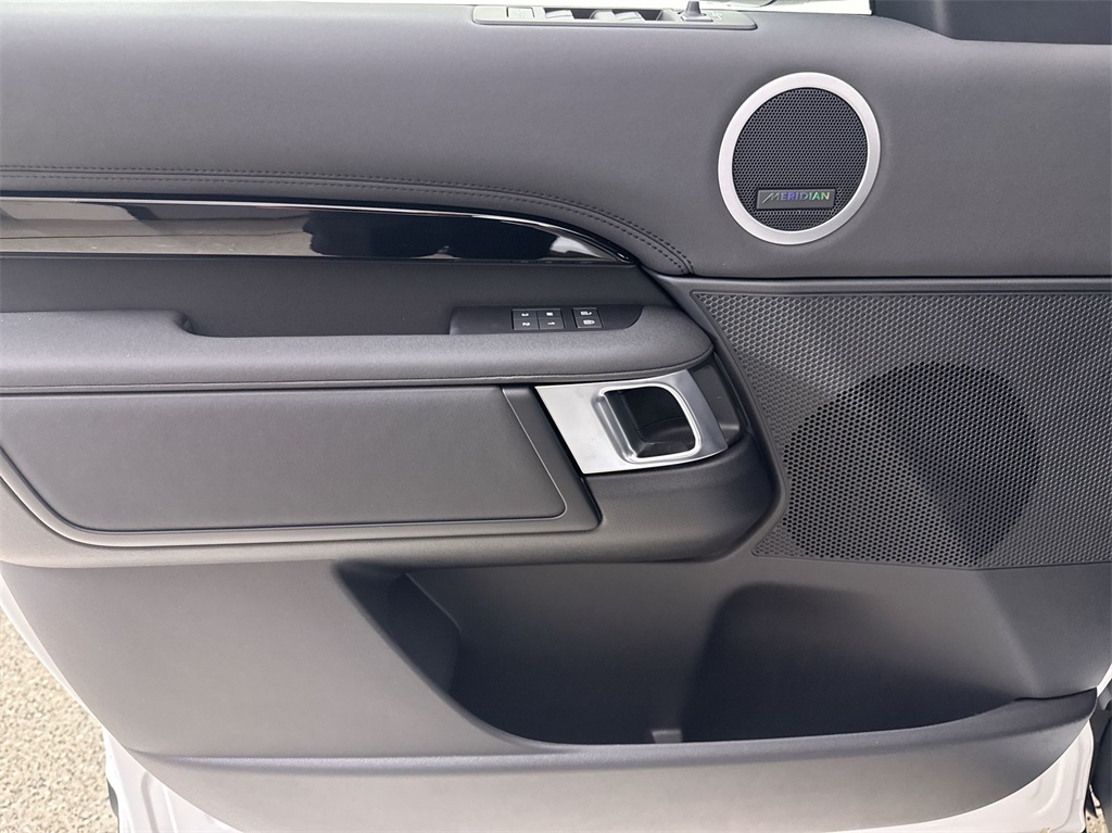 2025 Land Rover Discovery S photo 11