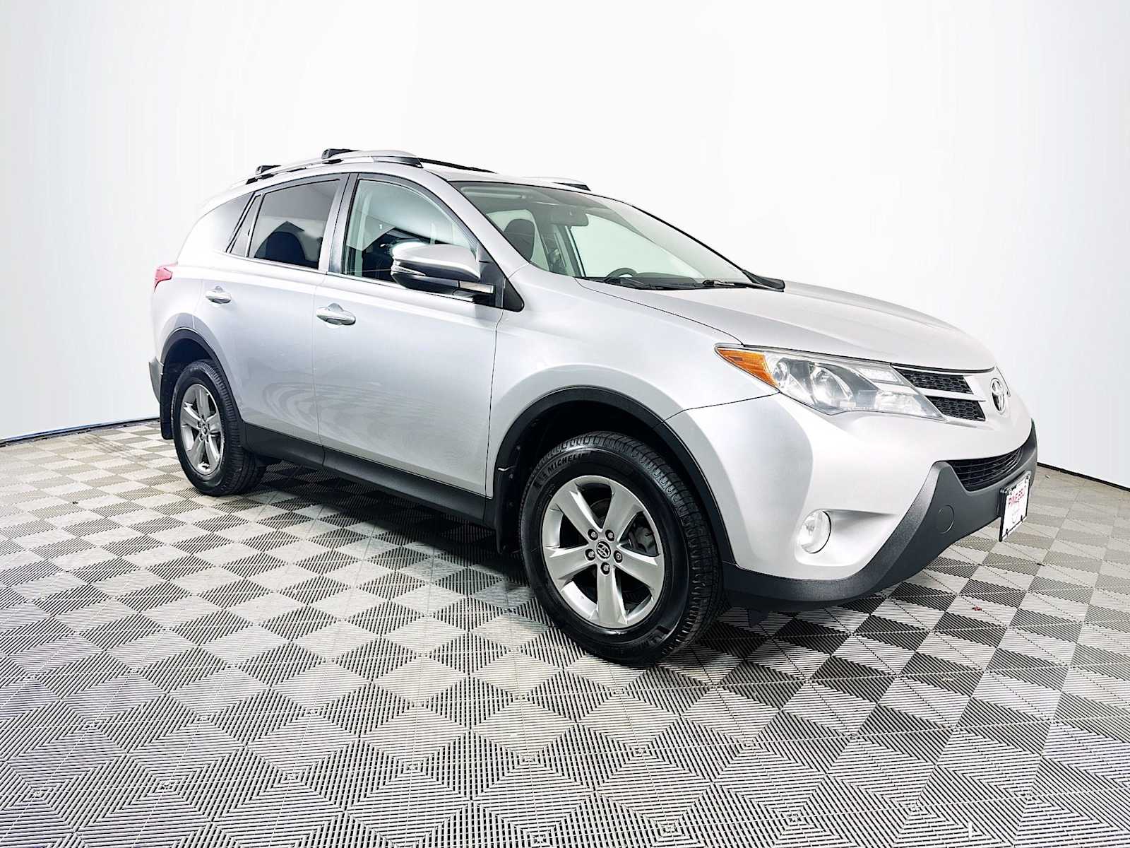 2015 Toyota RAV4 XLE photo 3