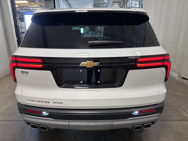 2025 Chevrolet Traverse photo 3