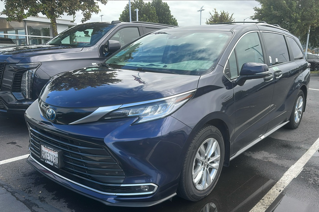 2024 Toyota Sienna Limited photo 2