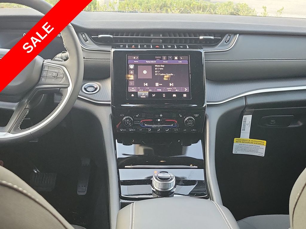 2025 Jeep Grand Cherokee Laredo Altitude photo 27