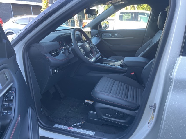 2025 Ford Explorer ST-Line photo 2