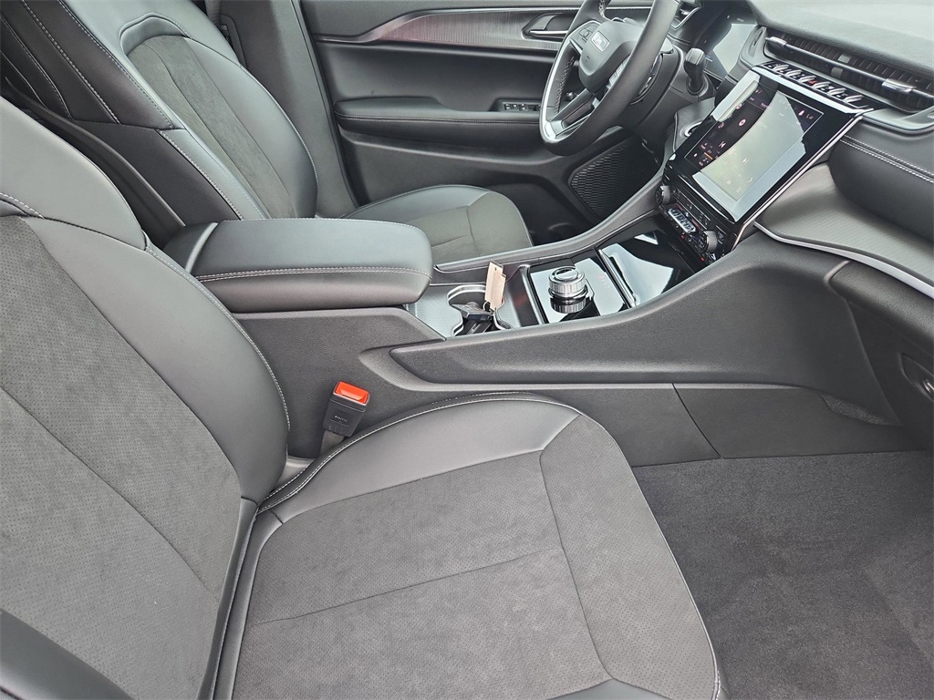 2025 Jeep Grand Cherokee Altitude X photo 38