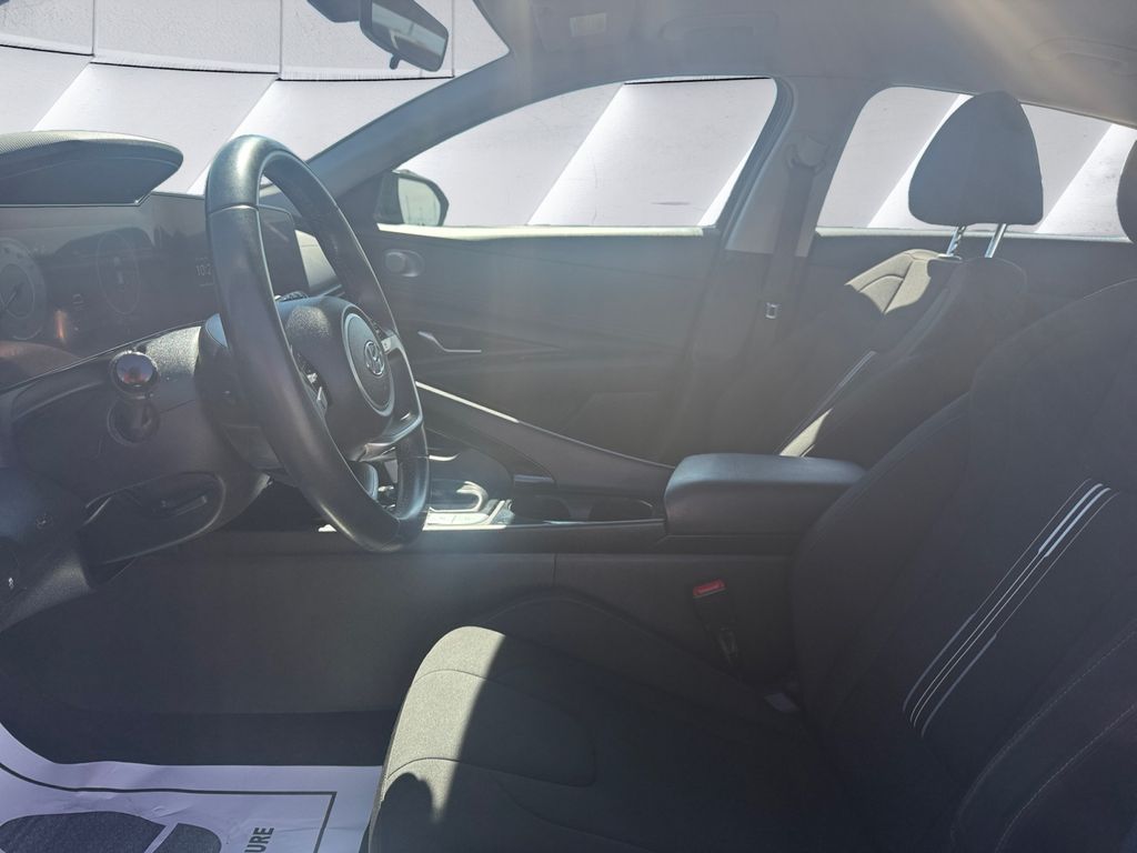 2023 Hyundai Elantra SEL photo 7