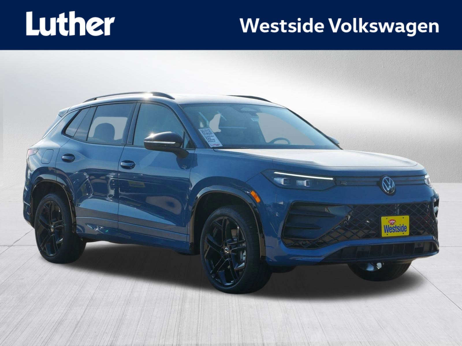 2025 Volkswagen Tiguan SE R-LINE BLACK's photo