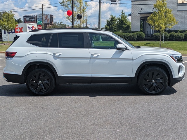 2026 Volkswagen Atlas SE photo 2
