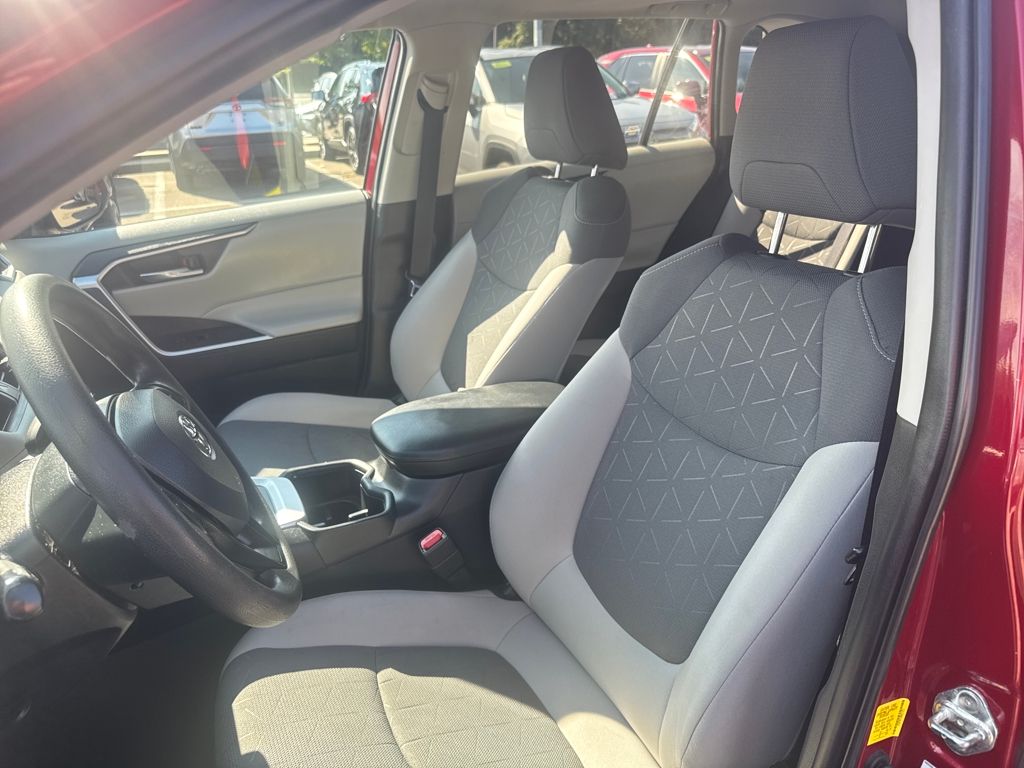 2023 Toyota RAV4 XLE photo 3
