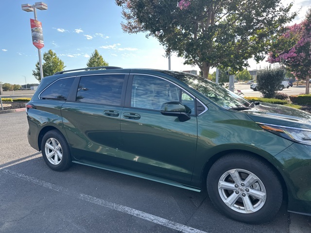 2022 Toyota Sienna LE photo 2