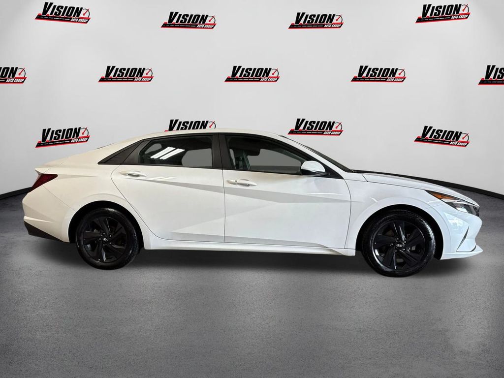 2023 Hyundai Elantra SEL photo 4