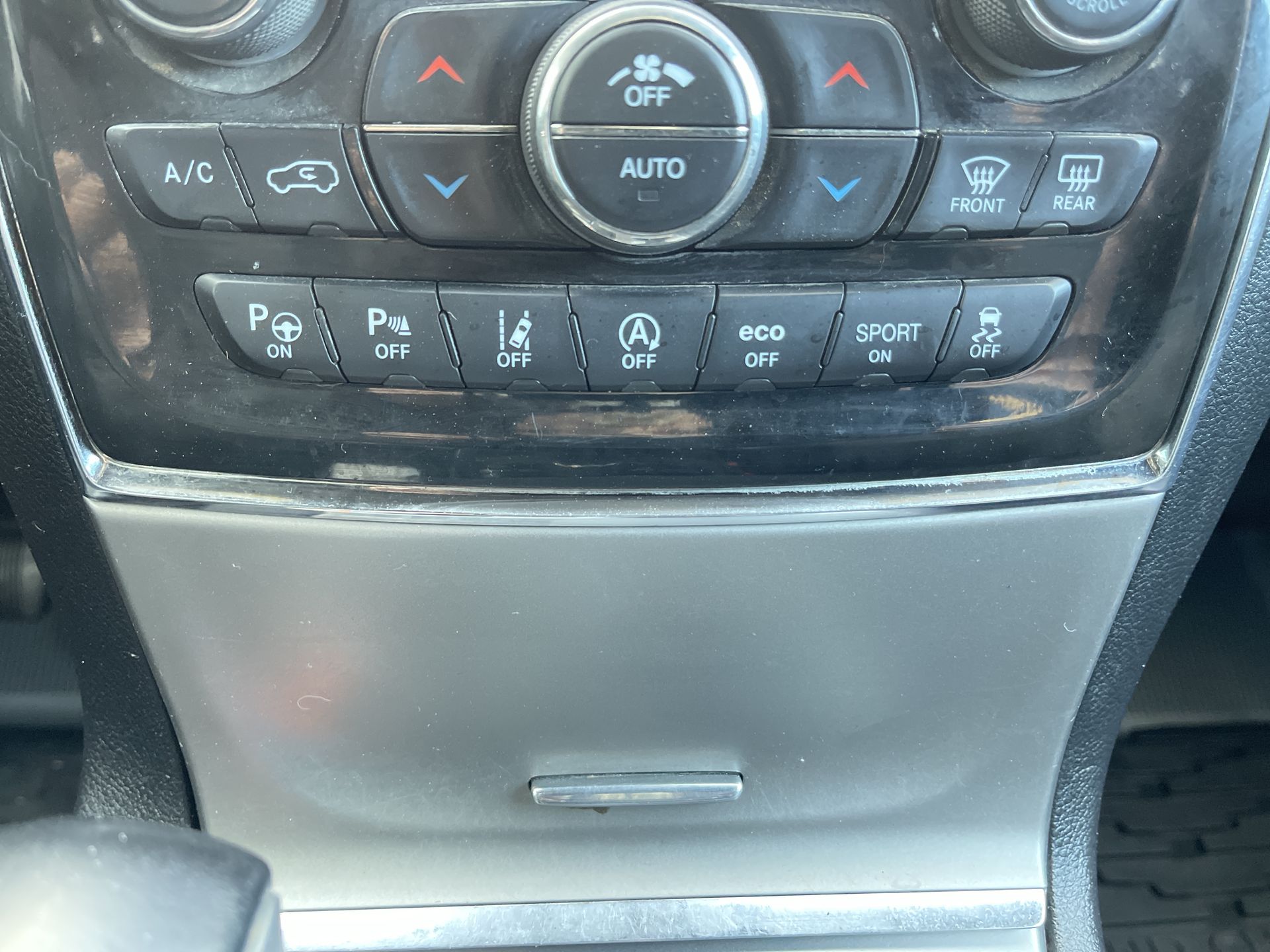 2021 Jeep Grand Cherokee Anniversary Edition photo 14