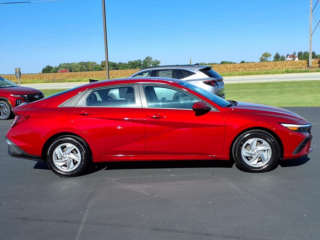 2025 Hyundai Elantra SE photo 2