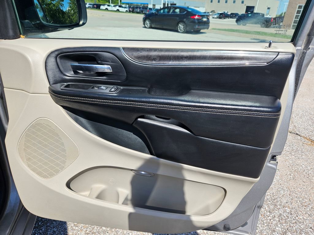 2016 Chrysler Town & Country Touring photo 25